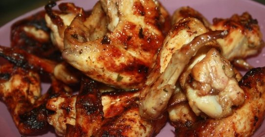 Куриные крылья Треугольником на решетке на мангале в пикантном маринаде