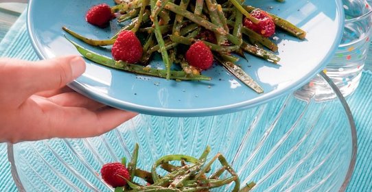 Салат из зеленой фасоли с дикой малиной