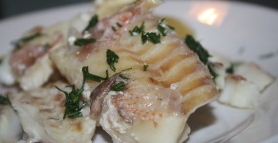 Морской окунь с картофелем и сметаной, запеченный в духовке