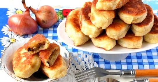 Пирожки с картофелем, луком и грибами жареные