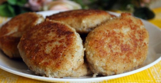 Рыбные котлеты с картофелем и сливочным маслом