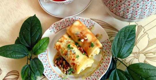 Блинчики с яйцами и зеленым луком с ароматным соусом