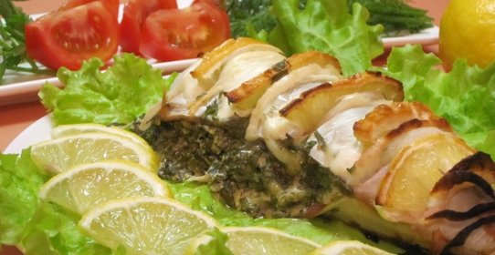 Скумбрия, запеченная с лимоном и сырной начинкой