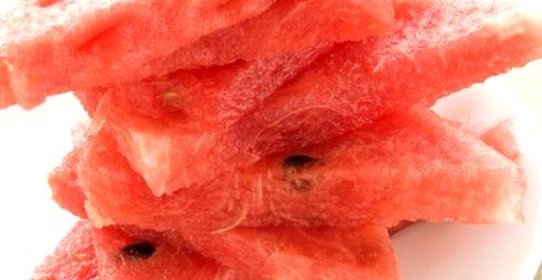 Ломтики арбуза, маринованные в текиле, с крупной солью