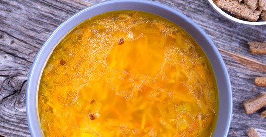 Домашний куриный суп с вермишелью и сельдереем