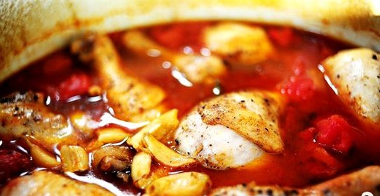 Курица с помидорами и чесноком