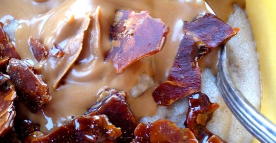 Манная каша с пряничной пастой и миндальными хлопьями