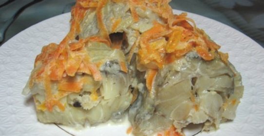 Тушеный минтай с морковью и луком