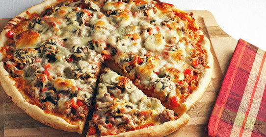 Пицца с сосисками, болгарским перцем и грибами