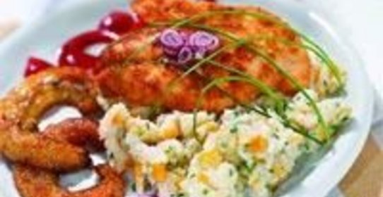 Курица в кляре из поленты, с жареными бананами