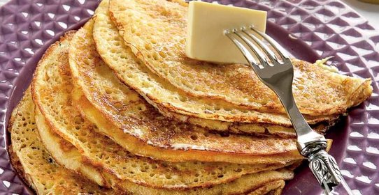 Дрожжевые блины со взбитыми сливками