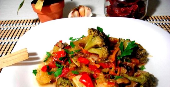 Овощное рагу с брокколи и грибами