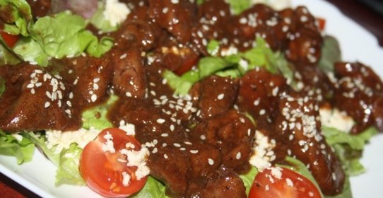 Салат с куриными сердечками и печенью в стиле фьюжн