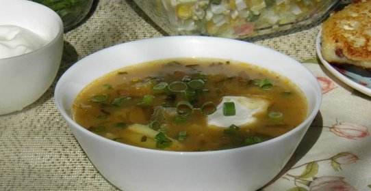 Рассольник с копченой колбасой и перловкой