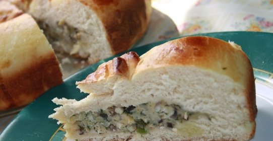 Пирог с морской рыбой, грибами, сыром и зеленью