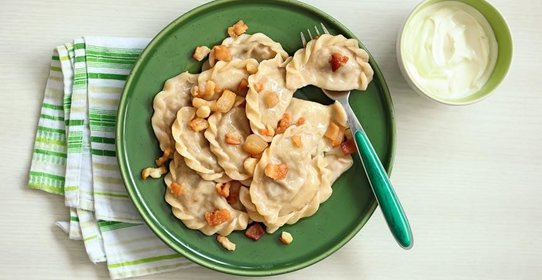 Вареники с капустой, грибами и шкварками