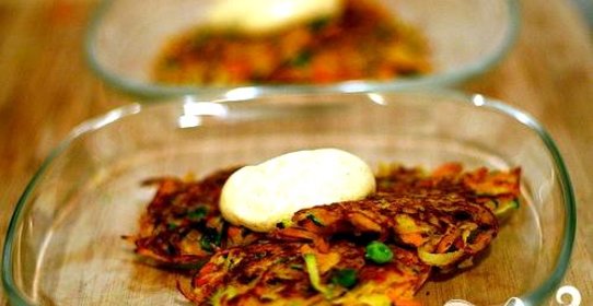 Овощные оладьи с соусом карри