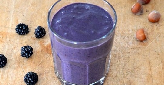 Ежевичный смузи с пастой из фундука
