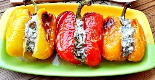 Запеченный перец, фаршированный вешенками и сыром