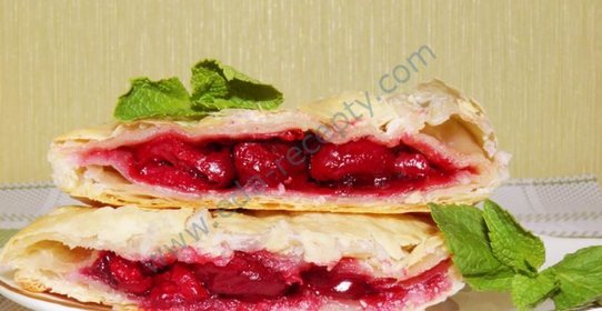 Слоеные пирожки с вишней