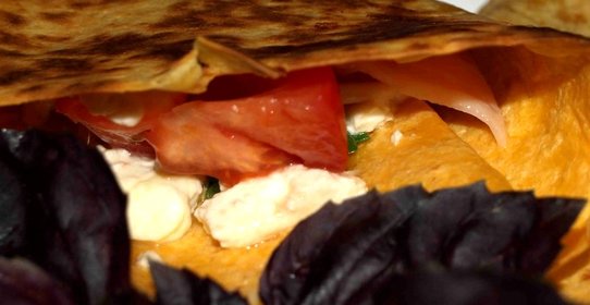 Сырная тортилья с брынзой, помидорами и беконом