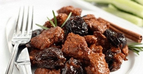 Гуляш из говядины с черносливом
