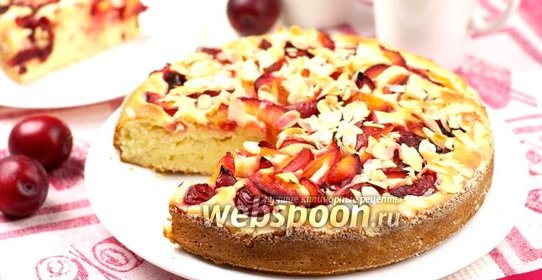 Пирог со сливами и миндалём