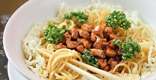 Лапша со свининой и китайской капустой