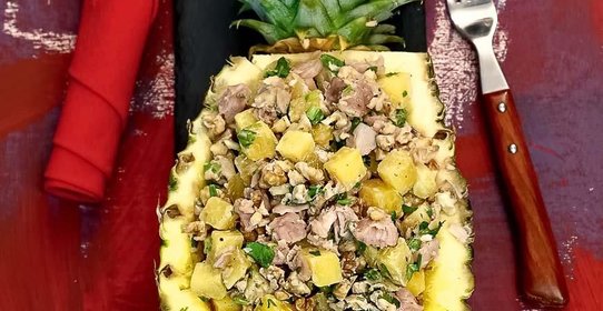 Салат с курицей и ананасом