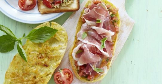 Брускетта с помидорами и хамоном