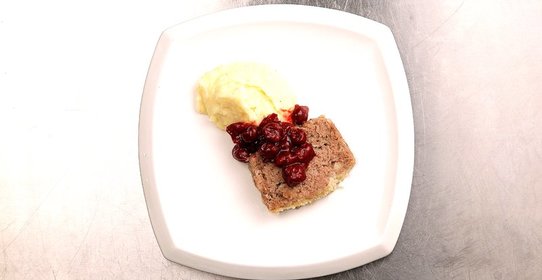 Мясной хлеб с вишневым соусом