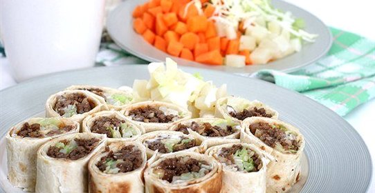 Тортильи с мягким сыром, говядиной и сельдереем