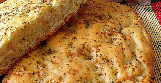 Фокачча с розмарином и чесноком