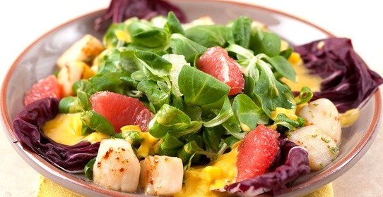 Салат корн с морским гребешком и манговым соусом