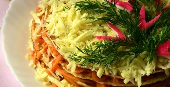 Закусочный торт из курицы с морковью