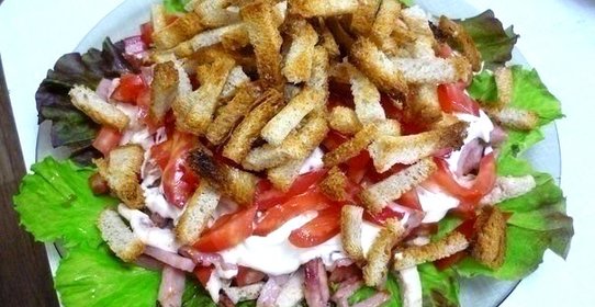 Салат с куриной грудкой, ветчиной и помидорами «Кармен»