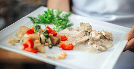 Курочка в сливках с грибами и овощным гарниром