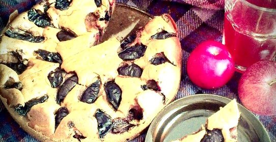 Коричный пирог со сливами