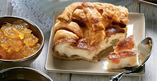 Открытый слоеный пирог с творогом и цукатами