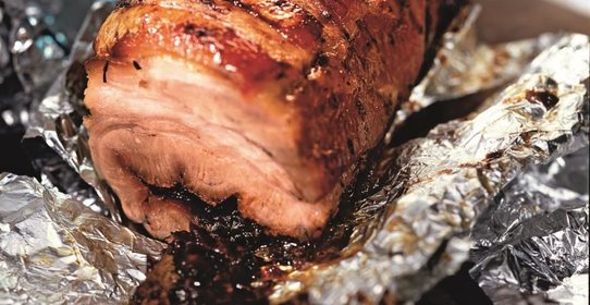 Рулет из свиной брюшины с черносливом в духовке