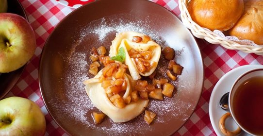 Блины с яблоками и корицей