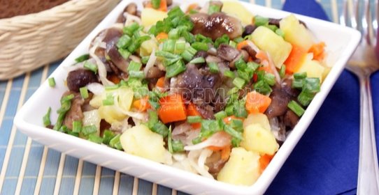Салат с маринованными опятами