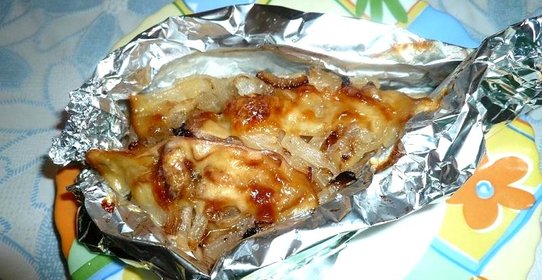 Рыба запеченная с луком и сыром