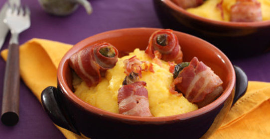 Полента с инжиром, запеченным в беконе