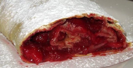 Вишневый штрудель с вишней