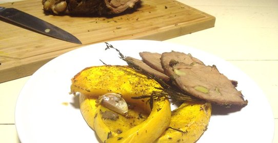 Баранья нога и тыква, запеченные с ароматными травами, с соусом из тыквы