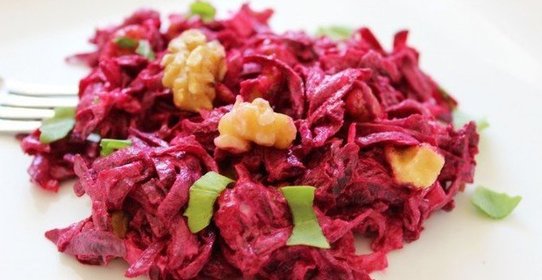 Свекольный салат с курицей и грецкими орехами