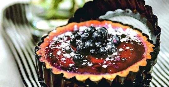 Корзиночки из миндального теста с ванильным кремом и черникой