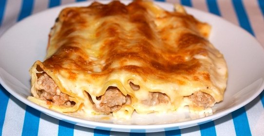 Каннеллони с фаршем под соусом бешамель