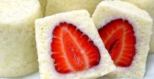 Утренние сливочные манные пирожные со свежей клубникой и ванилью